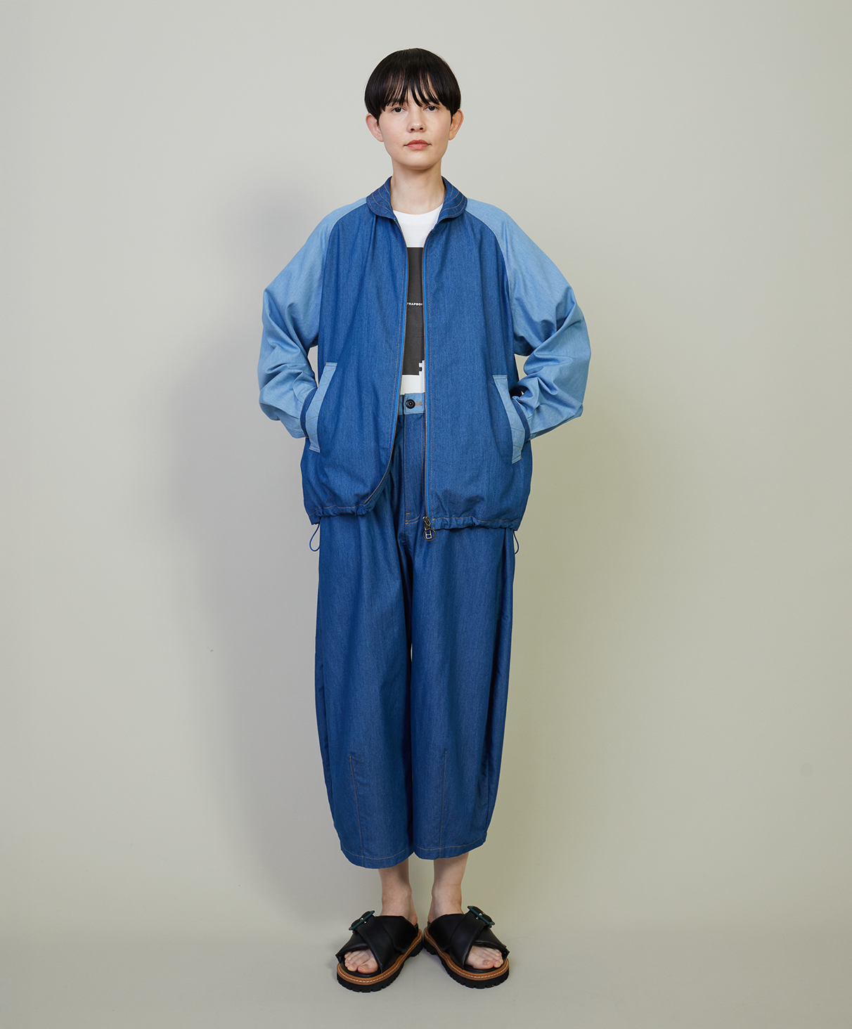 BLOUSON, T-SHIRT, PANTS, SANDALS